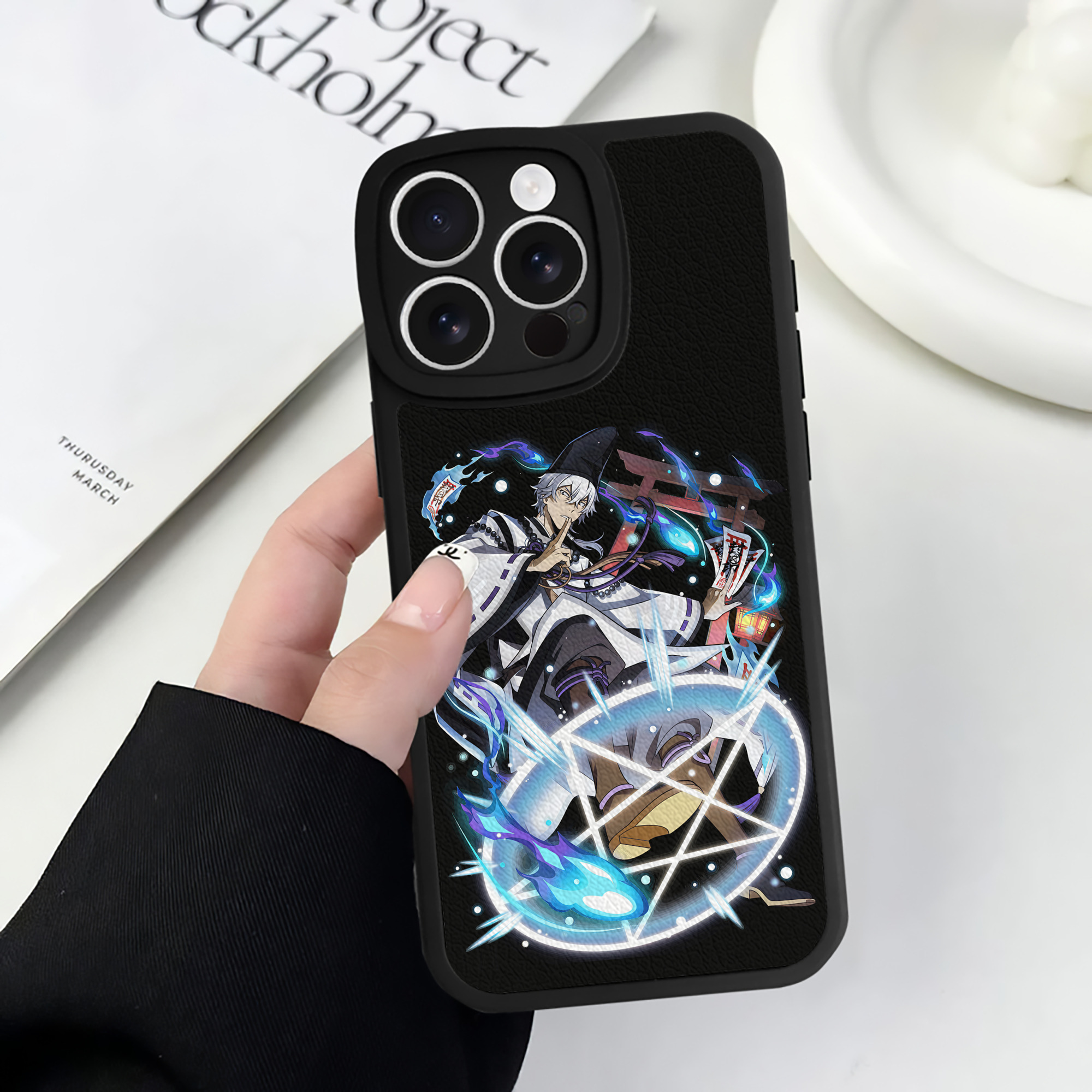 （画像用） 文豪ストレイドッグス Bungo Stray Dogs 【iPhone 16シリーズ対応】シリコンスマホケース（レザー調） 材質：シリコン